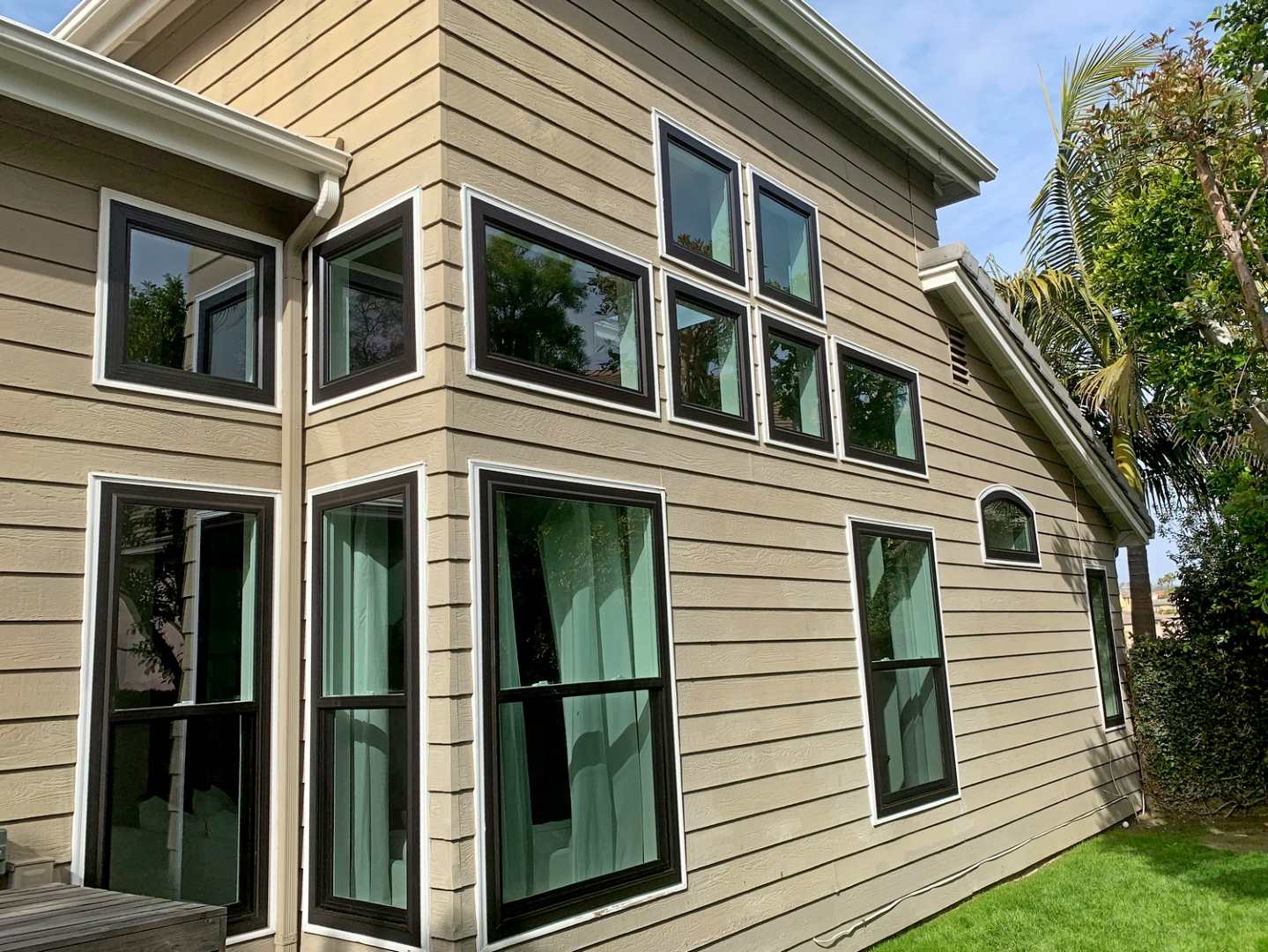 House with black windows (Black VS White Replacement Windows)